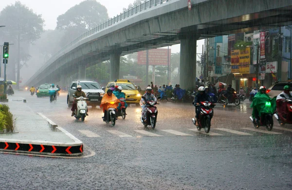 Tráfico de la ciudad de Asia en temporada de lluvias —  Fotos de Stock