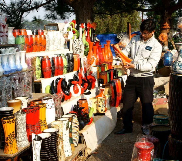 Vietnamees consumentenproduct keuze in open lucht markt van de landbouwer — Stockfoto