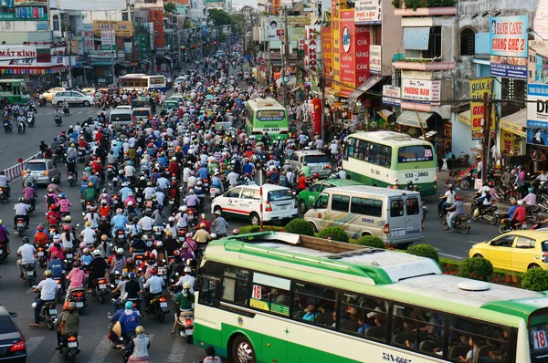 Ázsiai állampolgár túlterhelt a személygépkocsi — Stock Fotó