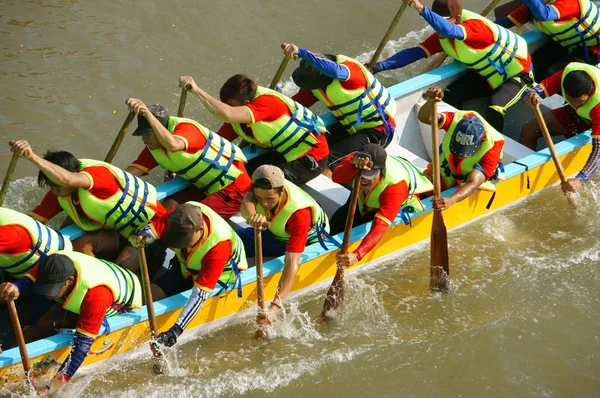 Pessoas em atividade, remo barco dragão em corridas — Fotografia de Stock