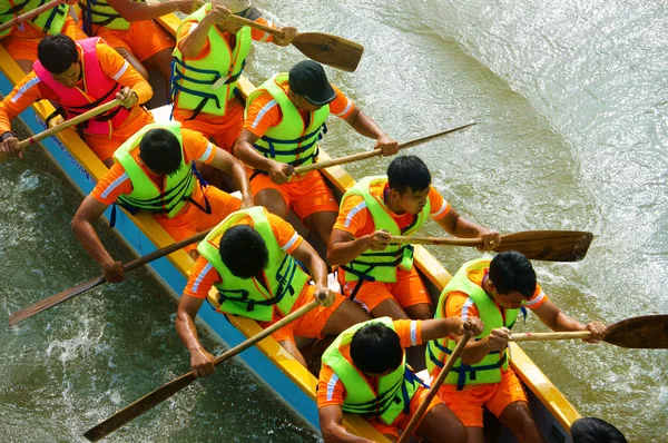 People rowing dragon boat in racing — Stock Photo, Image