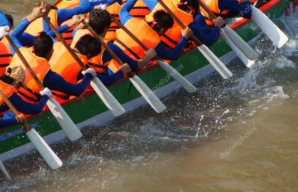 Team building activity, rowing dragon boat race — Stock Photo