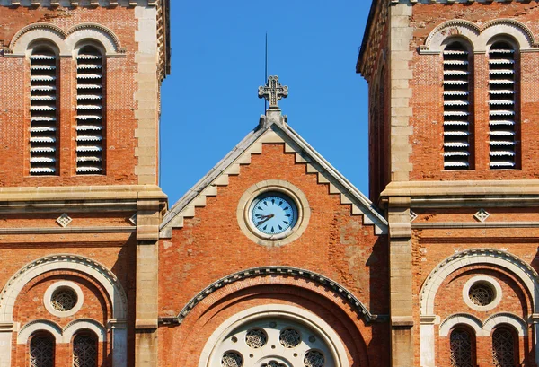 Attraktion detalj av notre dame-katedralen, ho chi minh-staden — Stockfoto