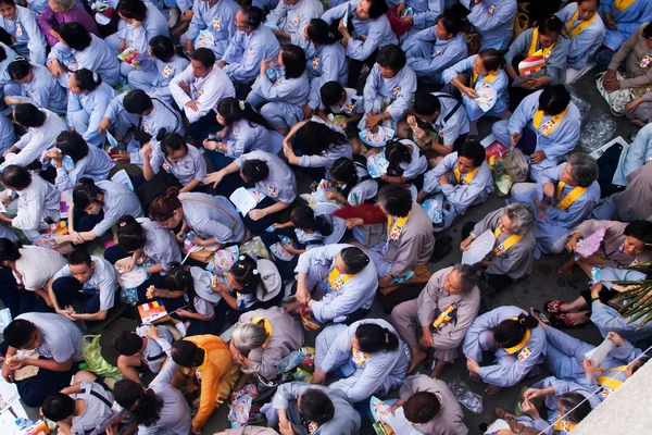 Impressão, superlotada de budista em Pagoda no aniversário — Fotografia de Stock