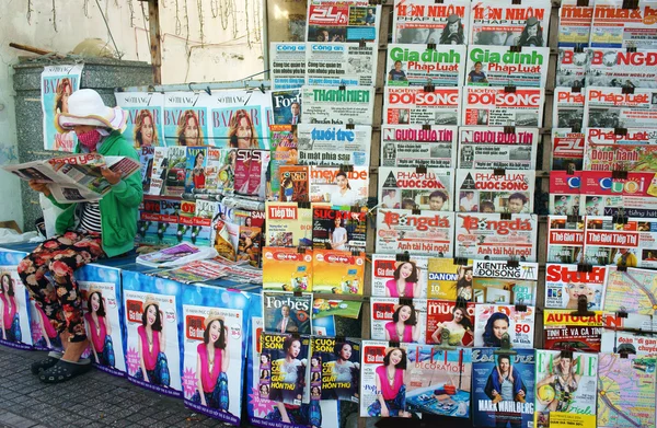 Newspaper stand on pavement — Stock Photo, Image