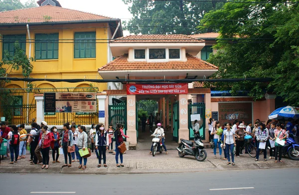 Vietnamees leerling met onderzoek — Stockfoto