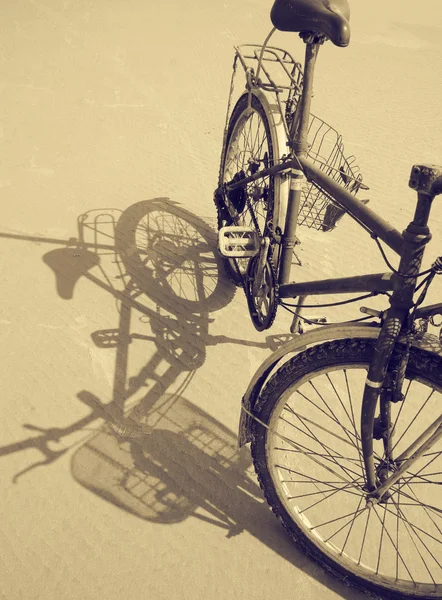 자전거 모래에 반영 — 스톡 사진