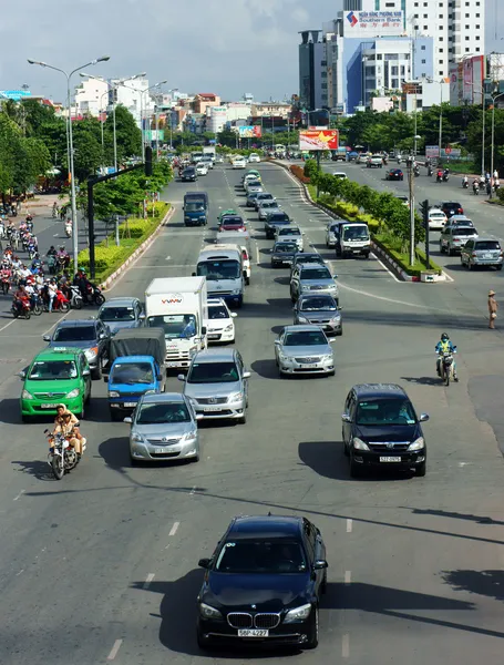 Gruppo di auto sulla strada del Vietnam — Foto Stock