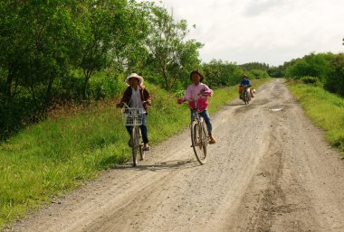 ülke yolda Bisiklete binmek çocuklar