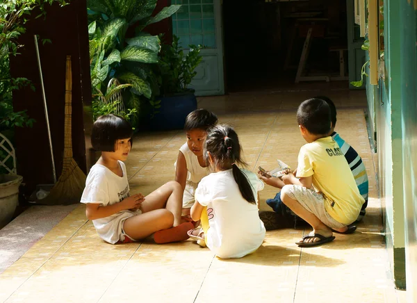 小学生在小学的时候玩游戏 — 图库照片