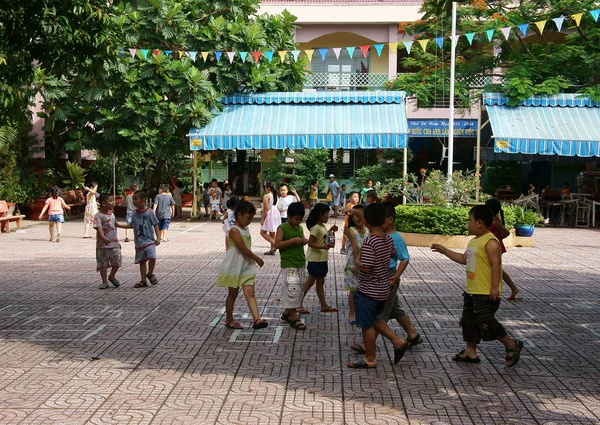 小学生在小学的时候玩游戏 — 图库照片