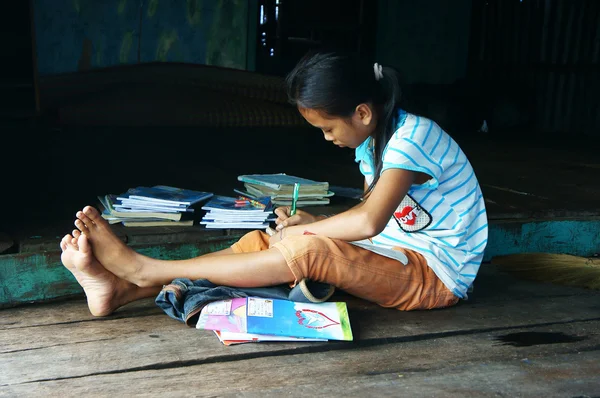 Niños aprendiendo en el piso —  Fotos de Stock