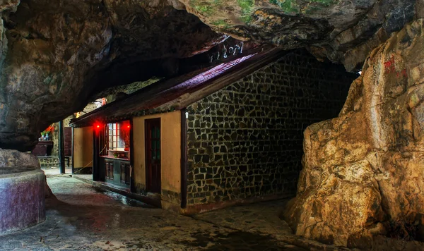 Tempel in der vietnamesischen Höhle — Stockfoto