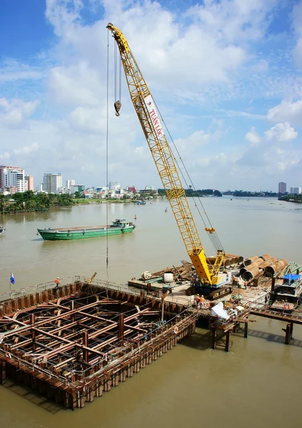 Byggarbetsplatsen på floden saigon — Stockfoto