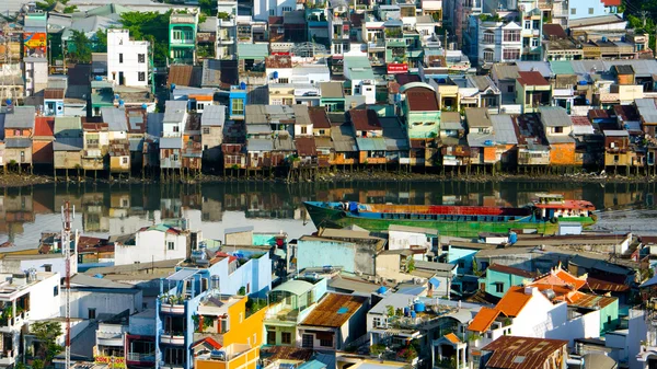 Ville surchargée, maison au bord de la rivière au Vietnam — Photo