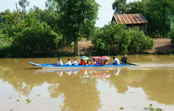Les gens sur le bateau, réfléchissent sur le canal du delta du Mékong — Photo