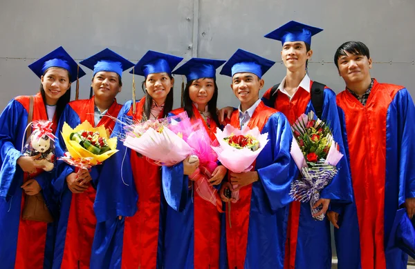 学生在大学毕业典礼的礼服 — 图库照片