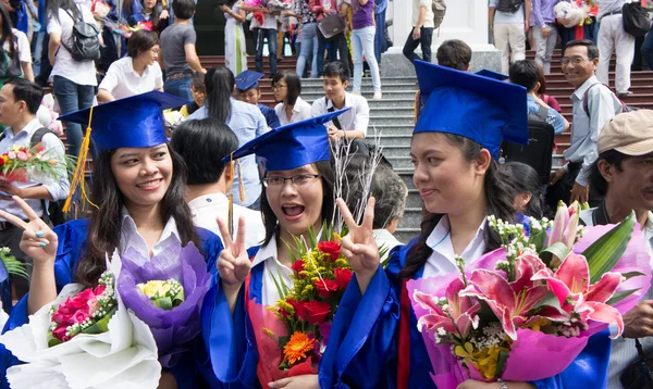 Estudante de vestido, cerimônia de pós-graduação universitária — Fotografia de Stock