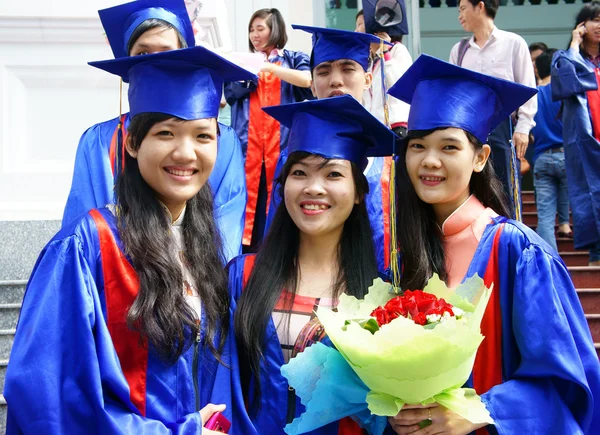 Estudiante en vestido, ceremonia de graduación universitaria —  Fotos de Stock