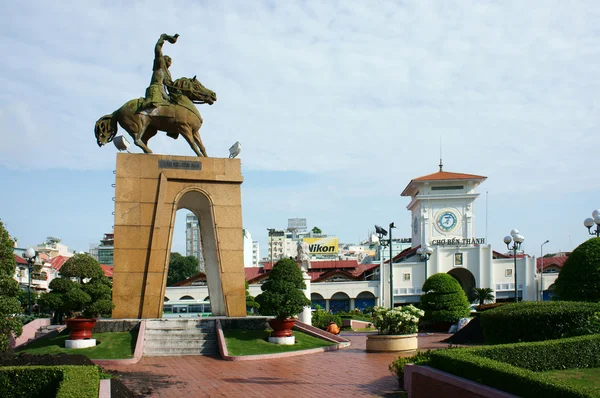 Tran Nguyen Han statue at Ben Thanh market — Stock Photo, Image