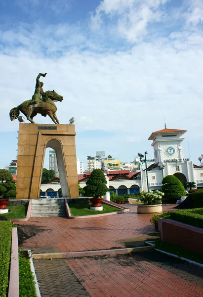 Tran Nguyen Han statue at Ben Thanh market — Stock Photo, Image