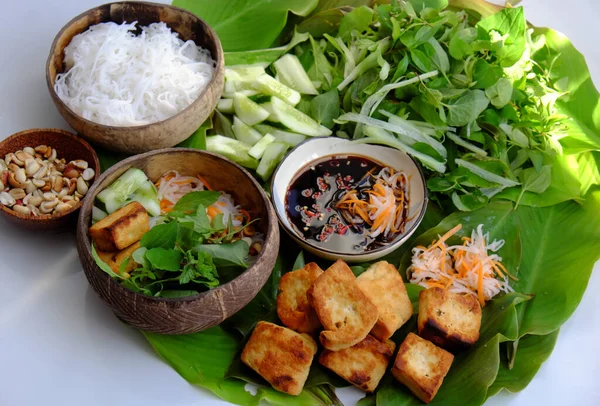 Vegane Fertiggerichte Auf Blatthintergrund Gebratener Tofu Brötchen Gurken Und Kräuterblatt — Stockfoto