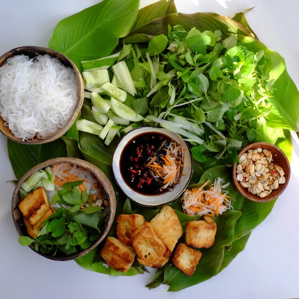 Top View Wegańskie Jedzenie Gotowe Jedzenia Tle Liści Smażone Tofu — Zdjęcie stockowe
