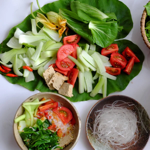 ディナーの週末のためのベトナムの緑の野菜鍋 トマト ボクチー 豆腐の皮 麺とコロカシアギガティー おいしいと健康的な食事その豊かな繊維 菜食主義者のためのビタミン — ストック写真