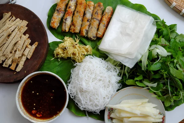 Vietnamesisches Hausgemachtes Veganes Essen Gebratene Frühlingsrollen Mit Brötchen Kräuterblatt Und — Stockfoto