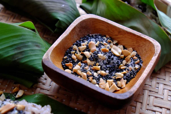 越南土制黑豆糯米 芝麻盐 便宜快捷的早餐 绿色叶子 白色背景 — 图库照片