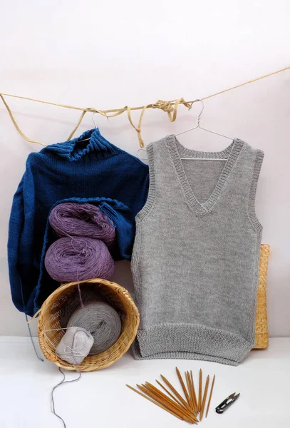 冬季礼物手工制作的产品 针织纱线材料球 男人穿灰色衣服 蓝色毛衣挂在白色背景上 在寒冷季节穿羊毛衫的手工制作 越南达拉特 — 图库照片