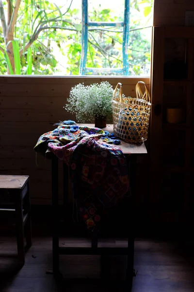 经典风格 手工制品从木制桌子上落下来 窗光明媚 毛毯从钩针片 小花盆 靠窗的楼梯 从家里工作时的浪漫空间 — 图库照片