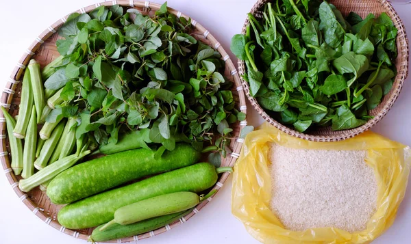 Verdure Verdi Appena Raccolto Dal Giardino Della Città Sulla Casa — Foto Stock