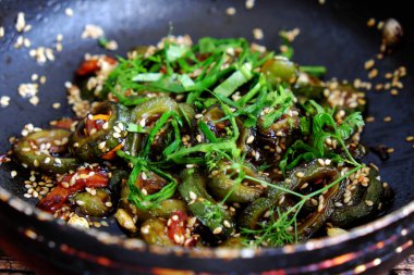 Aile yemeği için vejetaryen yemeği, dilimlenmiş kavun, sonra soya sosu ve susamlı, lezzetli ev yapımı vejetaryen Vietnam yemeği.