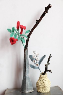 El yapımı ürünlerden ev dekorasyonu, öğretmenler günü için not defteriyle iplikten çiçek kabı, eski kitap ve küçük çiçek, sanat geçmişi.