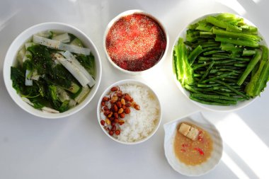 Etsiz hammaddeyle günlük yemek için vegan pirinç yemekleri, ejderha fasulyesi olarak haşlanmış sebzeler, tofu peyniri ile bezelye, sebze çorbası ve tatlı.