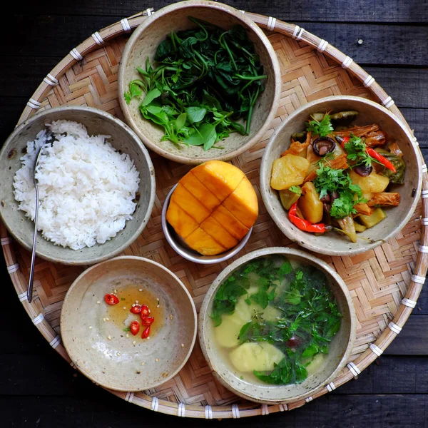 Vietnamesische Tagesmahlzeit Zum Mittagessen Tablett Mit Reisgericht Mit Gekochten Süßkartoffelknospen — Stockfoto