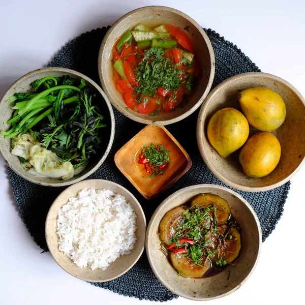 Öğle yemeği için Vietnam vejetaryen yemeği. Basit malzemeyle birlikte. Soslu kabak aşçısı, haşlanmış sebze, domates ve bamya çorbası.