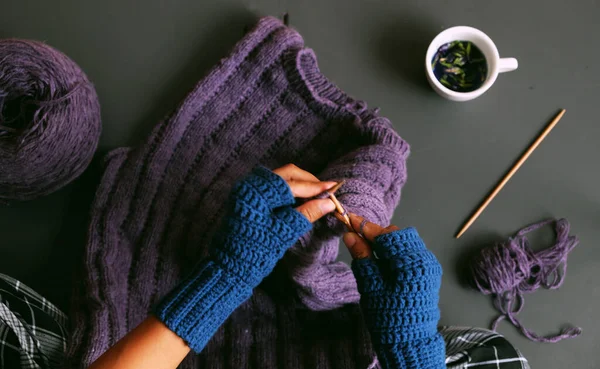 Vista Dall Alto Donna Mano Indossare Uncinetto Mitten Blu Maglia — Foto Stock