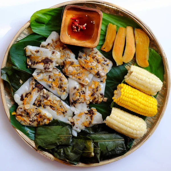 Einfaches Tablett Mit Veganem Essen Reismehl Blattkuchen Gekochtem Mais Süßkartoffeln Stockbild