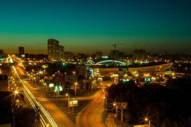 Gün batımında akşam şehir