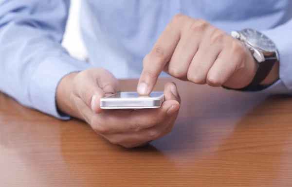 Adulto joven usando teléfono inteligente — Foto de Stock