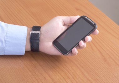 adam akıllı telefon tutarak