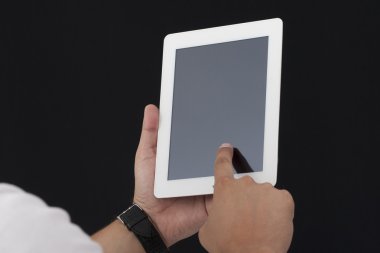 Dijital tablet kullanan bir adam