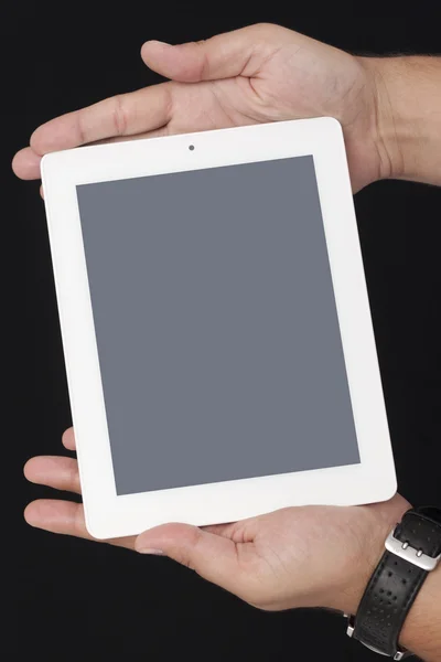 Drží bílou digitální tabletu s oběma rukama — Stock fotografie