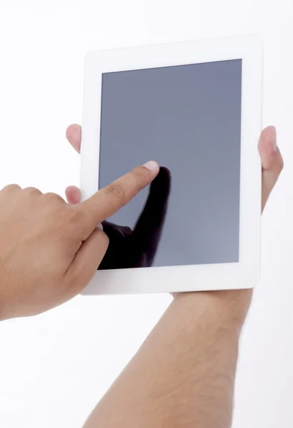 Utilizzando un tablet digitale bianco — Foto Stock
