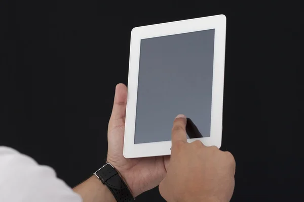 Dijital tablet kullanan bir adam