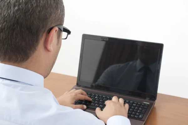 Geschäftsmann benutzte Laptop — Stockfoto