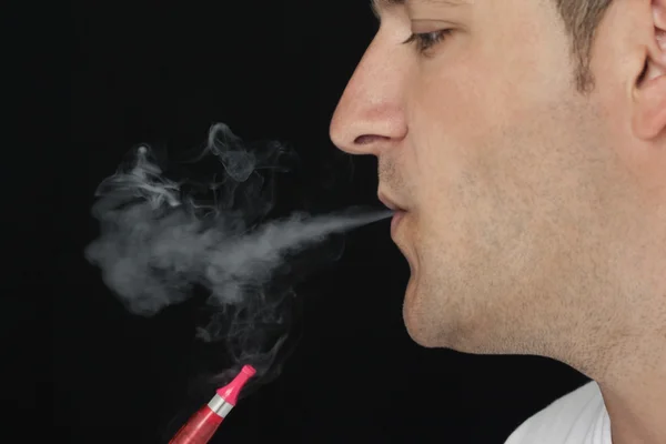 Hombre fumando cigarrillo eléctrico — Foto de Stock