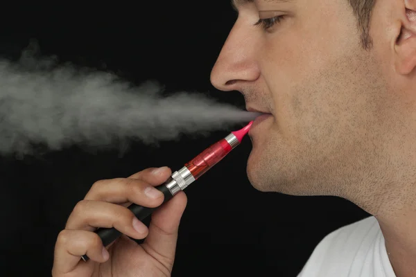 Mann raucht elektrische Zigarette — Stockfoto